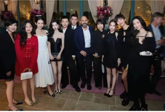 李湘家过圣诞！王诗龄被刘亦菲搂着合影