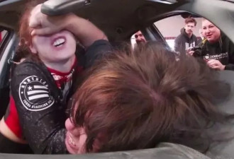 看完俄罗斯的"车震大赛" 我脸上像被挖机轮子碾过