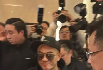 59岁郭富城现身台湾希尔顿酒店，现场人山人海，粉丝跪地要签名