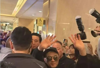 59岁郭富城现身台湾希尔顿酒店，现场人山人海，粉丝跪地要签名