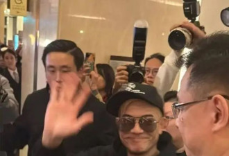 59岁郭富城现身台湾希尔顿酒店，现场人山人海，粉丝跪地要签名