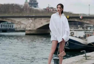 关晓彤巴黎看秀大爆火！浑身穿一件衬衫大秀长腿，在国外彻底放飞