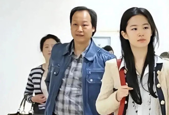 刘亦菲“金主”再露面？深夜和干爹酒店吃饭被拍，关系藏不住了！