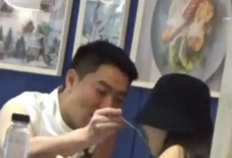45岁殷桃与男友吃面被偷拍，穿低胸吊带，男友投喂秒变“小娇娘”