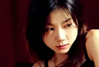 11年，她全裸接受记者采访，坦然道：我敢看你们，你们敢看我吗