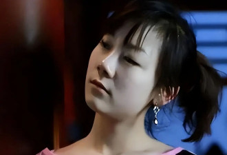 11年，她全裸接受记者采访，坦然道：我敢看你们，你们敢看我吗