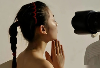 11年，她全裸接受记者采访，坦然道：我敢看你们，你们敢看我吗