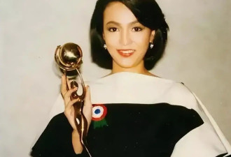 郑裕玲：周润发都爱而不得，包养男友17年，至今66岁坚持不婚不育！