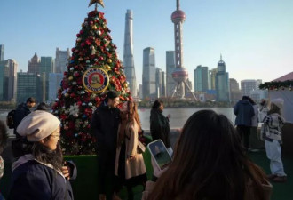 学校与企业抵制圣诞节,圣诞树重返商场不播圣诞歌