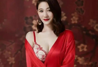 年近50的李小冉瘦成纸片人！昔日她魔鬼身材性感火辣