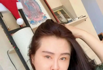 57岁王祖贤最新自拍照曝光！素颜出镜撩头发状态佳