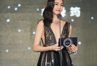 张钧甯的尺度越来越大，“真空”穿深v裙秀女团身材，真不怕走光
