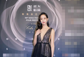 张钧甯的尺度越来越大，“真空”穿深v裙秀女团身材，真不怕走光