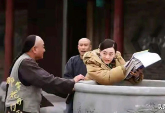 孙俪接孩子放学，一件羽绒服穿了14年，开百万豪车，邓超太有福气