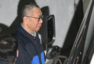 柯文哲在候审室过夜 等银行开门