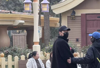 高圆圆赵又廷带女儿逛迪士尼，夫妻俩挽手同行