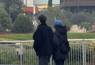 高圆圆赵又廷带女儿逛迪士尼，夫妻俩挽手同行