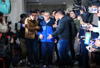 柯文哲搭车回家 “过火炉”除晦气