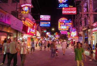 英国女子要在泰国酒店大堂和男友亲密，还打碎玻璃桌