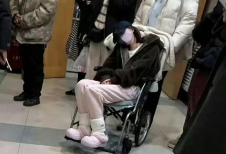 赵露思已出院被偶遇做美甲，减肥过度近照瘦成排骨，新剧被曝停拍
