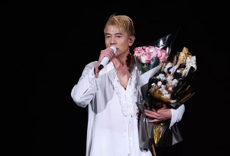 59岁郭富城演出时失足摔进后台，撞击声吓坏歌迷