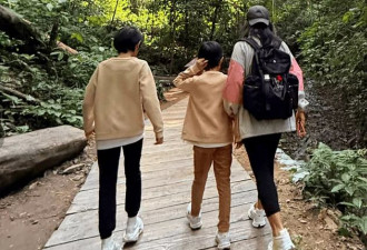 靳东妻儿度假，俩儿子身高疯长长腿抢镜