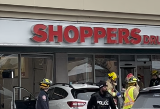 万锦市中心车祸！七旬女司机冲进Shoppers！