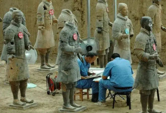 秦始皇用活人烧制兵马俑？兵马俑裂开 揭开真相