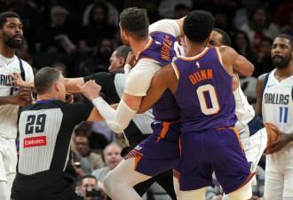 NBA比赛 他赏对手巴掌 遭拳头回击