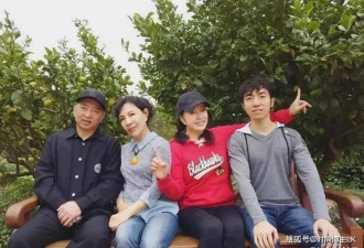 74岁刘晓庆全家出游被拍，68岁妹妹都已成老太太