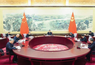 他手握暗器居高临下！众人自我批评、争相赞美