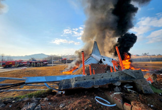 断成2截 载181人客机爆炸起火