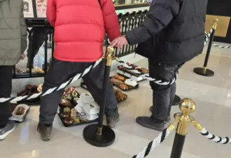 代购被曝"厕所分装蛋糕",中产爆款单品的滤镜....