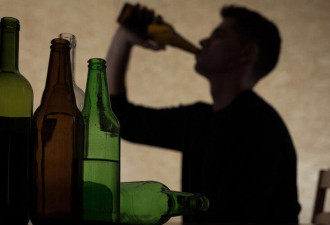 每天2两酒和滴酒不沾 哪个更健康
