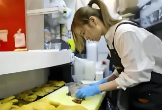 美女演员梁茵沦为餐厅打工妹！演员也遇到了寒冬