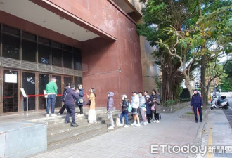 柯文哲等4人重上法庭 民众排队领旁听证