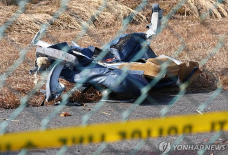 被告知空难乘客没有生还可能，家属们泣不成声...