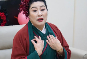 开封“王婆”走红这一年：穿尿不湿表演 会一直干下去