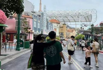 张柏芝母子搭肩出游，二儿子Quintus长得又高又壮