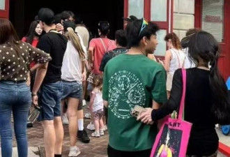 张柏芝母子搭肩出游，二儿子Quintus长得又高又壮