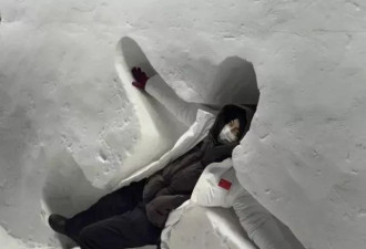 郭晶晶滑雪被偶遇，发型凌乱穿搭质朴