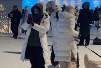 郭晶晶滑雪被偶遇，发型凌乱穿搭质朴