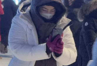 郭晶晶滑雪被偶遇，发型凌乱穿搭质朴