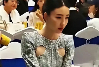39岁王丽坤离婚后彻底放飞！穿礼服裙腋下开两个“洞”，这是新时尚？