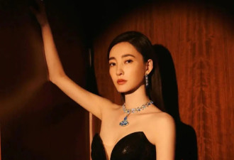 39岁王丽坤离婚后彻底放飞！穿礼服裙腋下开两个“洞”，这是新时尚？