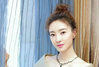 39岁王丽坤离婚后彻底放飞！穿礼服裙腋下开两个“洞”，这是新时尚？