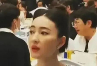 39岁王丽坤离婚后彻底放飞！穿礼服裙腋下开两个“洞”，这是新时尚？