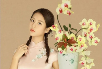 54岁翁虹晒全家福！16岁女儿穿旗袍太惊艳，气质和身材都不输妈妈