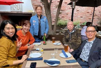郎平一家五口美国聚餐！老公罕露面帅气逼人，女儿白浪身高超抢镜