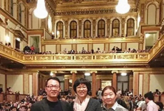 郎平一家五口美国聚餐！老公罕露面帅气逼人，女儿白浪身高超抢镜